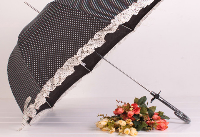 Umbrella with lace in polka dot