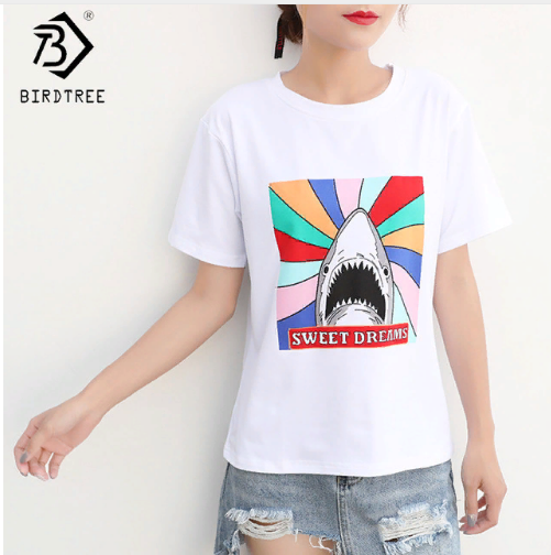 T-shirt com teste padrão do tubarão