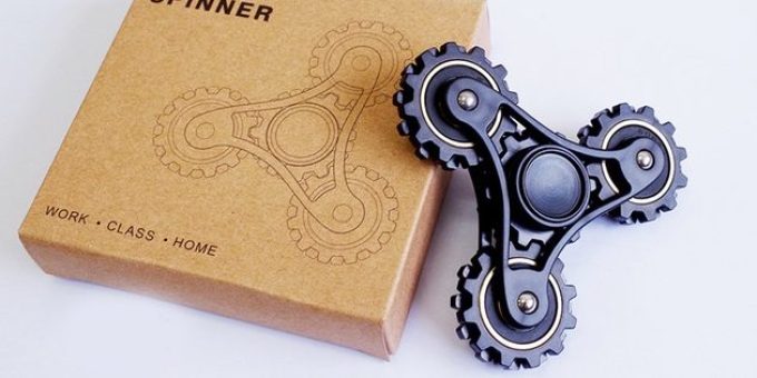 Spinner with gears