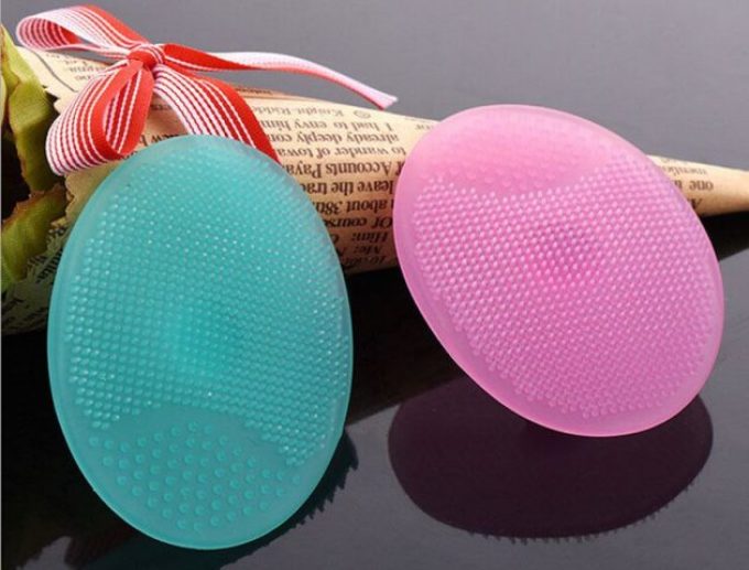 Silicone sponges for pore cleaning