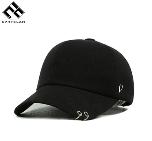 کلاه سیاه با نام تجاری با حلقه ها